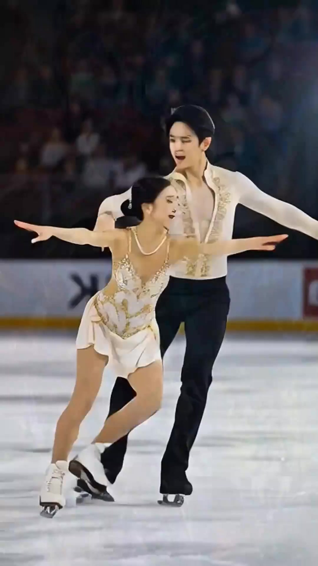 全情投入，运动员呈现完美表现