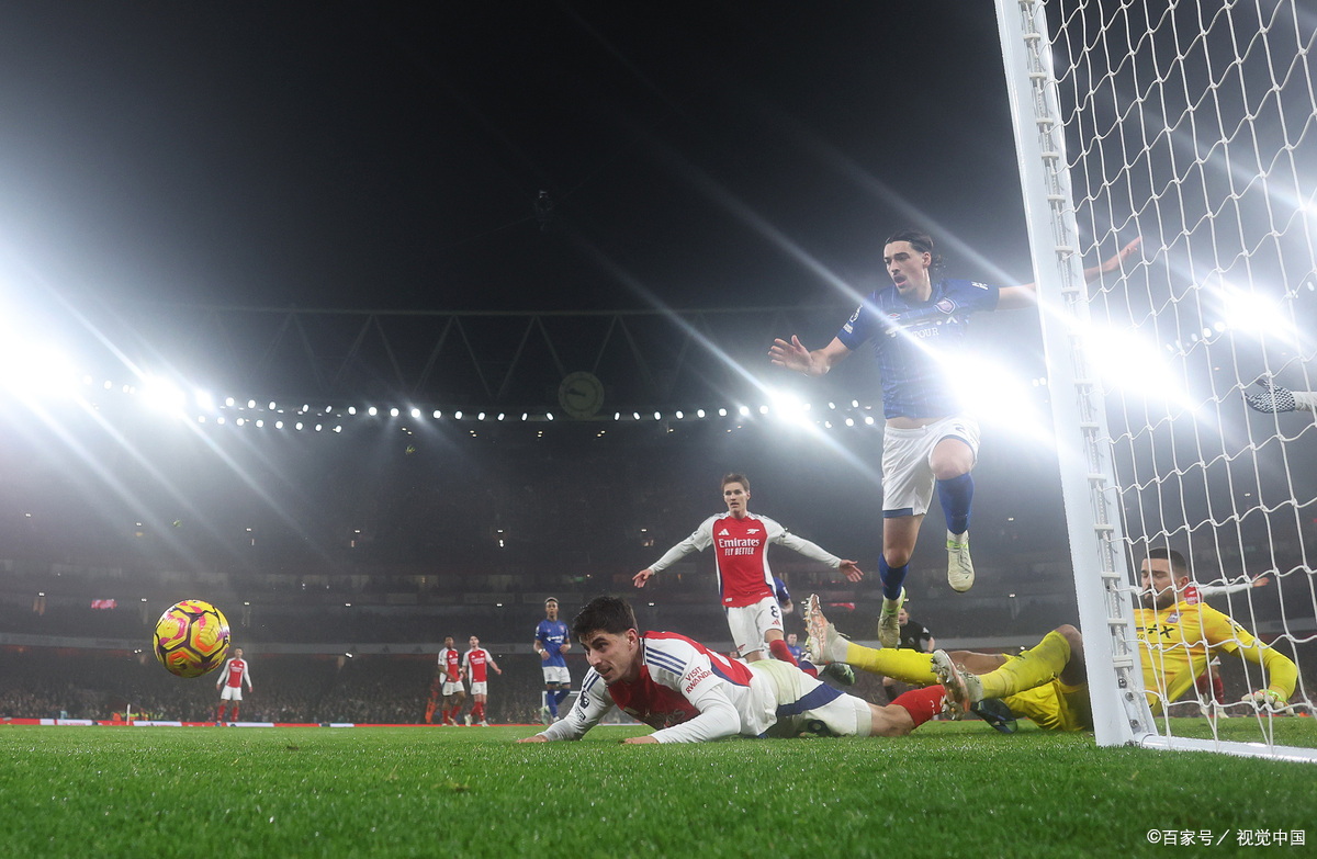 激烈的竞争让球场上的气氛紧张刺激