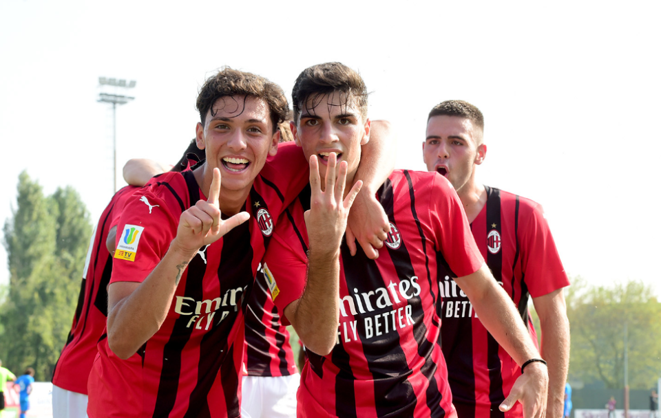 AC米兰球员力挽狂澜赢得比赛